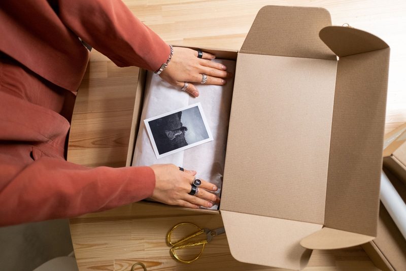 Karton mit Produkten und Karte wird gepackt